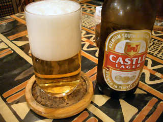 写真：南アフリカのビール「キャッスル・ラガー」＠アクスム
