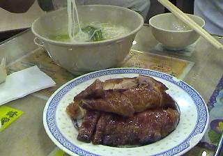 写真 : 焼いた豚と，米粉で作った麺く